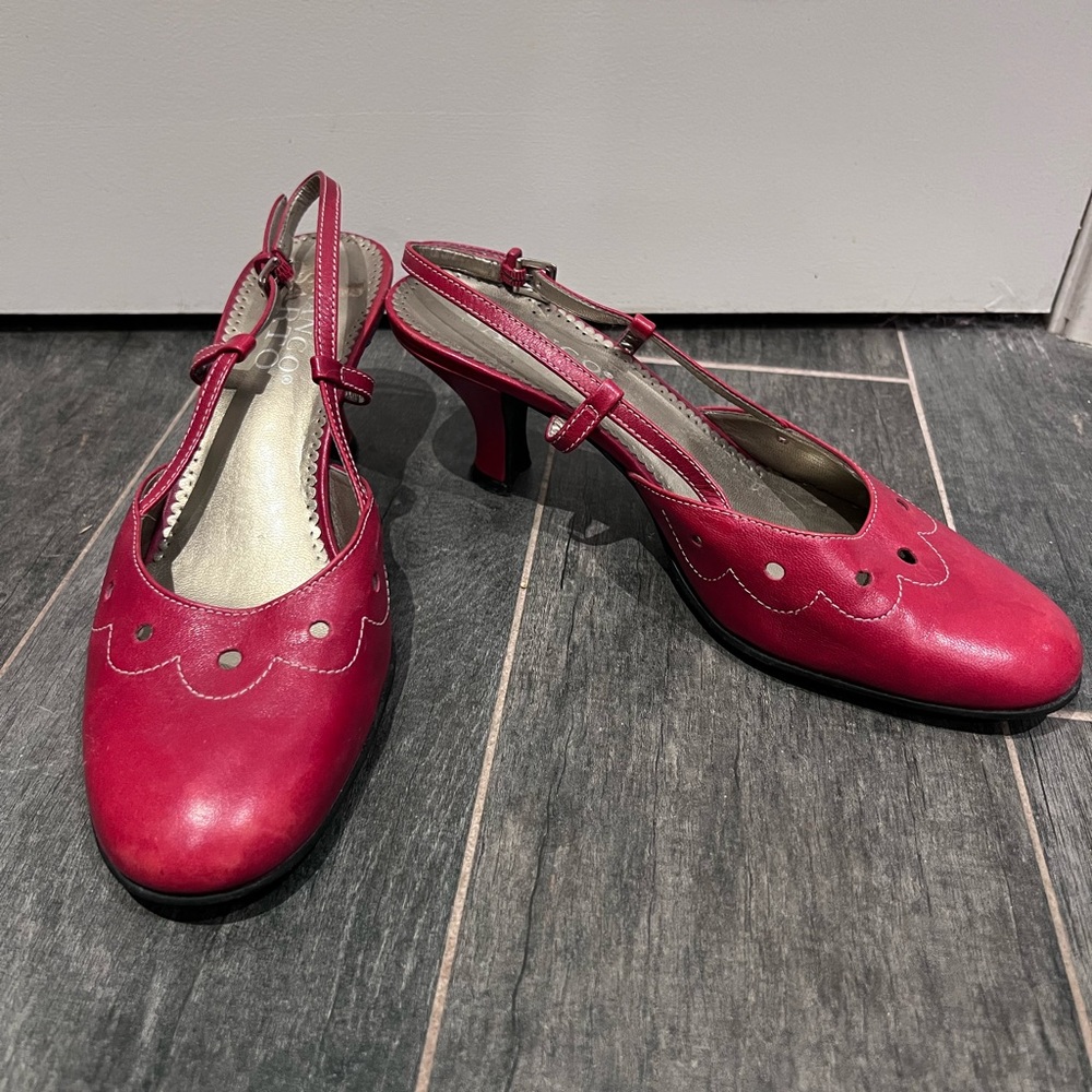 Vintage red leather kitten heel with cutouts 8.5